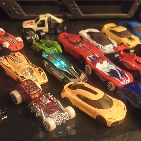 Hot Wheels Collection - 29 Hot Wheels Cars + Tractor Trailer Mega Hauler Storage - Picture 4 of 14